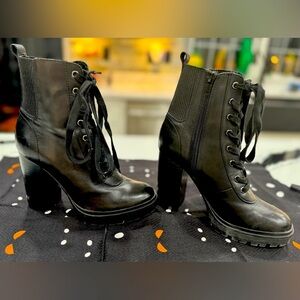 Black leather lace up/zip ankle boots with 4” heel by Steve Madden EUC Size 6